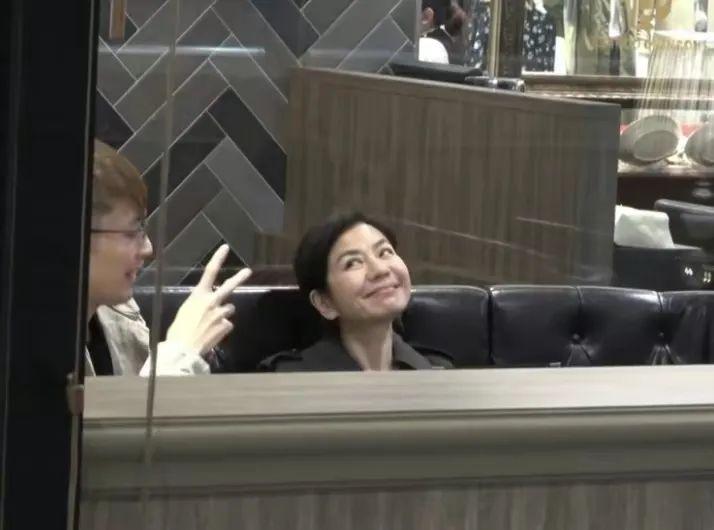 和成龙林子祥传过绯闻的她,单身16年,如今满头白发有男友相陪