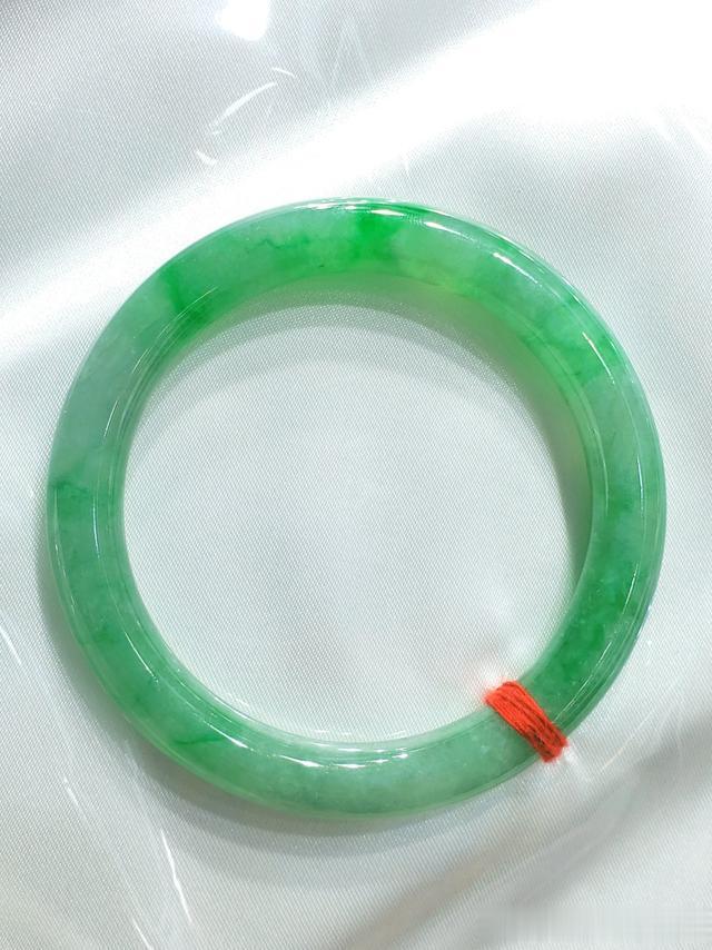 |人养玉、玉养人，翡翠手镯有裂能养好吗？