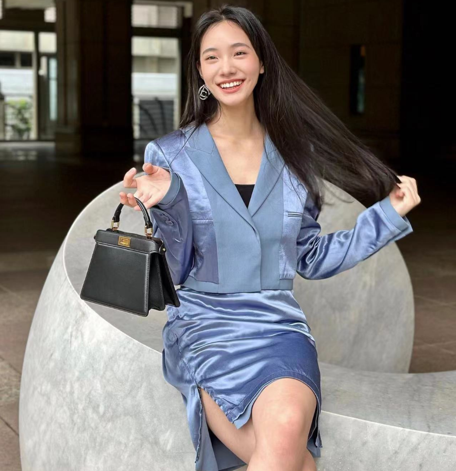 小S|小S二女儿穿职业装拍大片，15岁Lily走熟女风，网友：真的好像大S