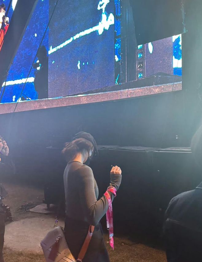 许嵩|许嵩冯禧再次撒糖,男方在舞台上唱歌,冯禧充当工作人员贴心陪伴