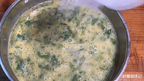 成都|一把香椿芽，打3个鸡蛋，简单炒一炒，鸡蛋嫩滑，香椿芽咸香可口