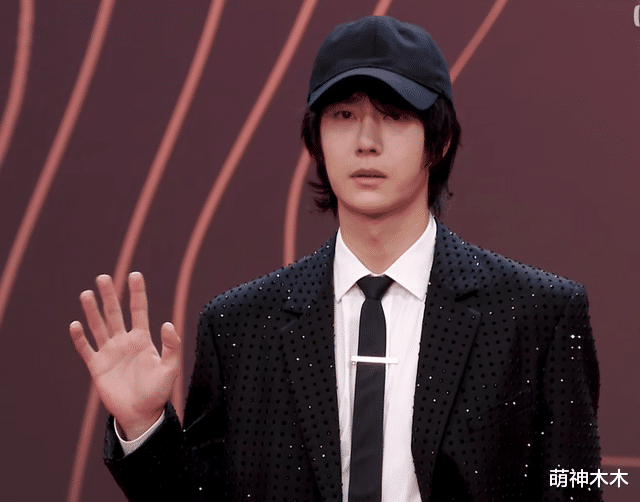 星光大赏红毯生图来了！热巴妆容翻车，杨紫选错礼服，唐嫣皮肤好