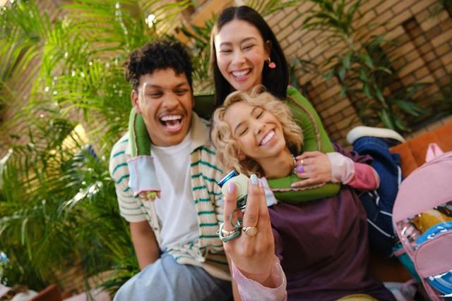 万圣趴一触即发 “捣蛋鬼”浓妆登场！