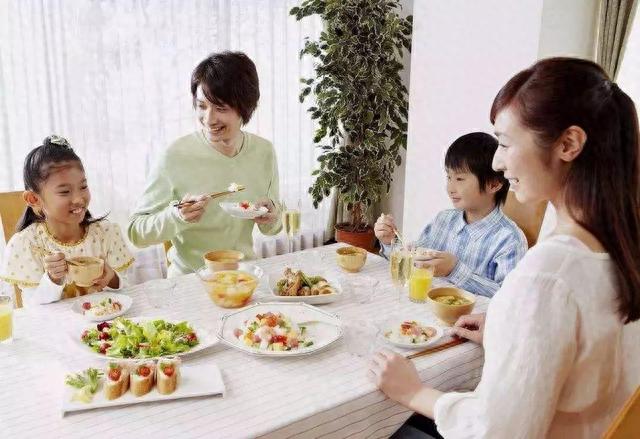 经常吃完饭就躺下？时间一久，身体或会出现4个“毛病”