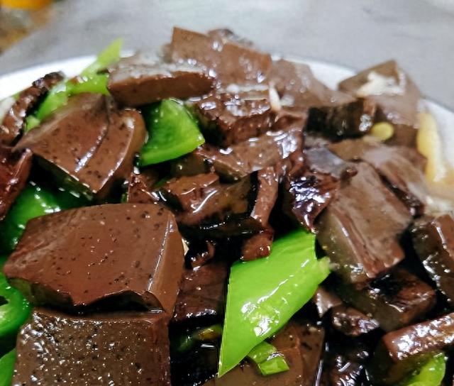 吃了猪血后大便发黑,是肺在排毒?还是身体有问题?医生说出答案