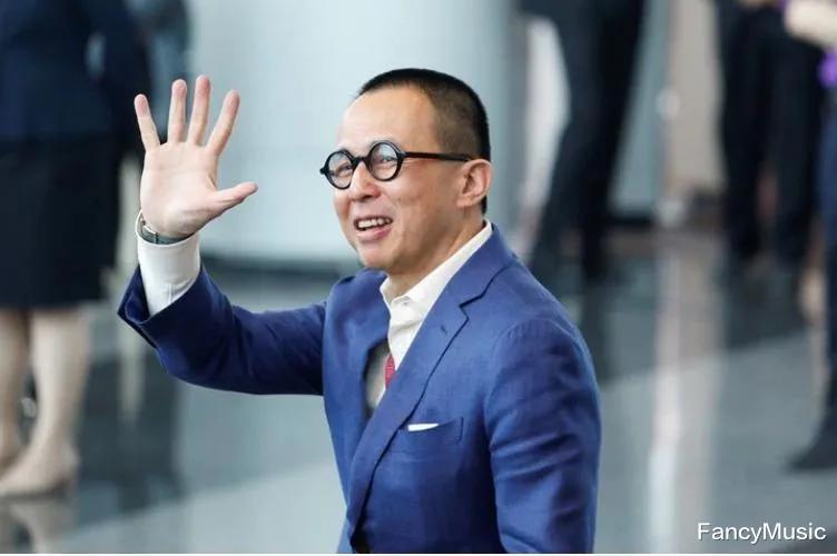 李泽楷|富二代李泽楷现身长沙,腰缠万贯气质突出,穿10万西装谈公事