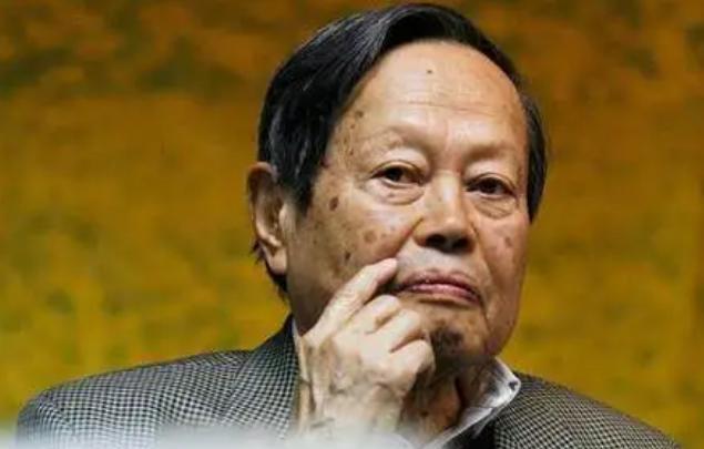 颜丹晨|101岁杨振宁现状：主编曝其病危，18亿财产被瓜分，翁帆被劝改嫁
