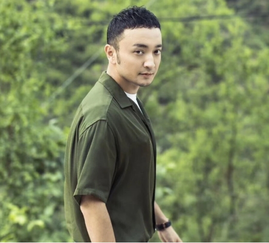 王冠官宣婚讯后，被曝与尼格买提婚期将近，独自骑行惹热议