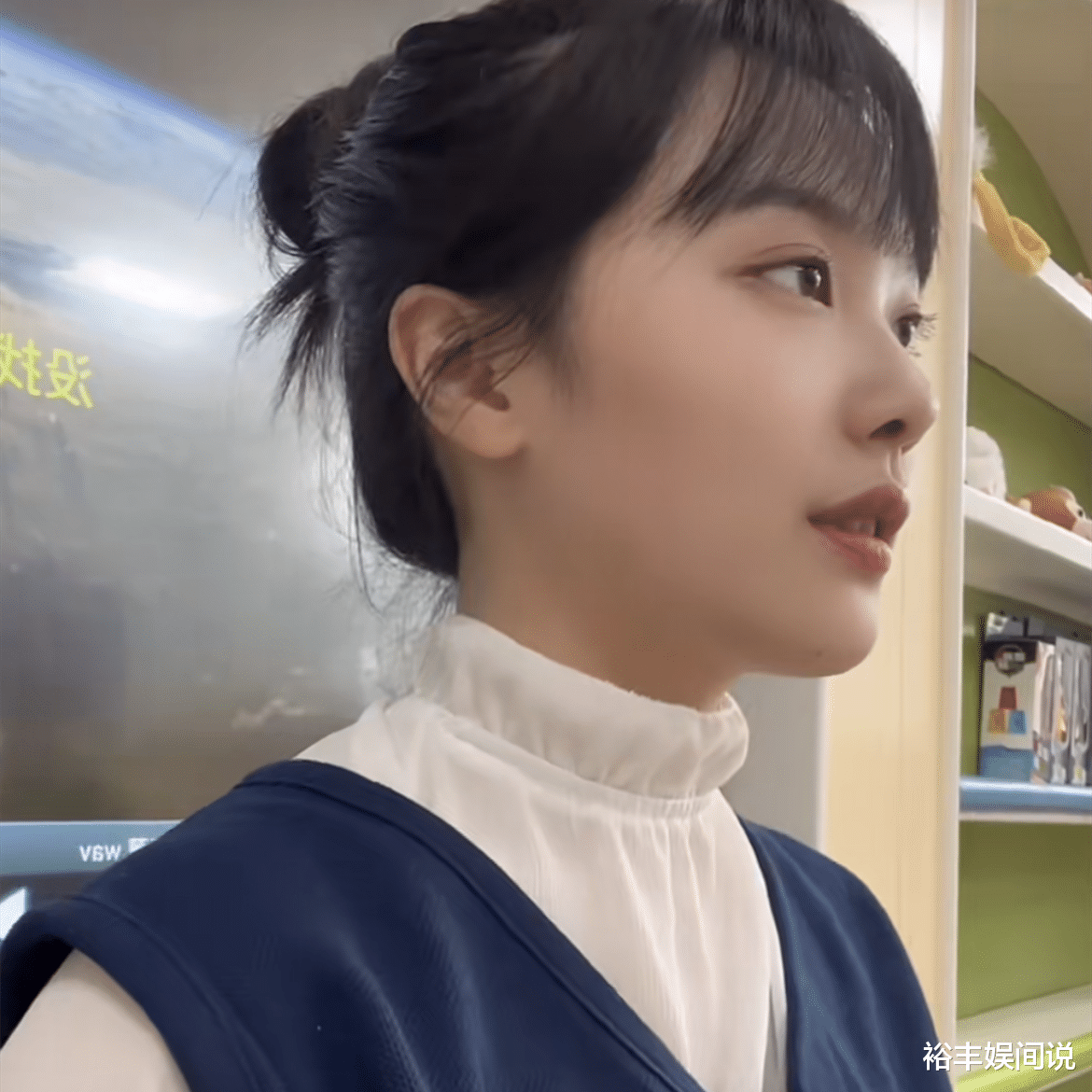 明星素颜|黄老师素颜出席活动判若两人,努力展侧脸被嘲:刚拆迁气势没跟上