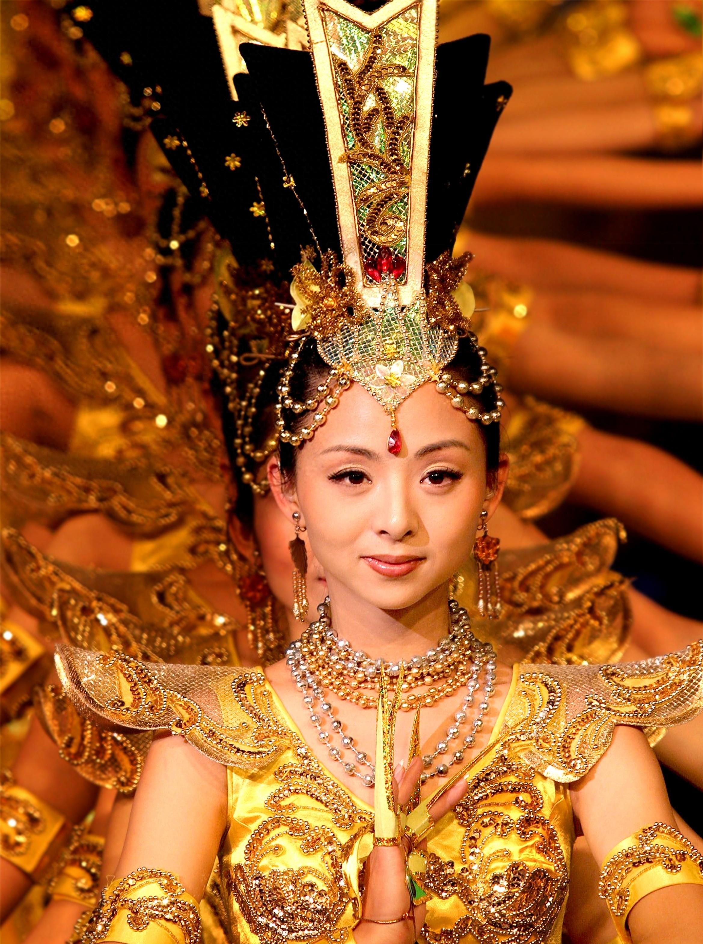 当年春晚“千手观音”聋哑人领舞,被富豪苦追8年,如今成了这样