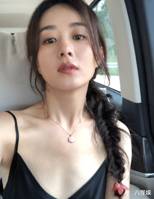 赵丽颖罕晒与儿子合照,4岁想想依偎妈妈身上玩耍,乖巧又可爱