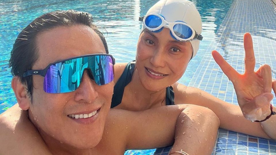 马德钟夫妇一起游泳晒恩爱合影 开心庆祝结婚30周年兼生日