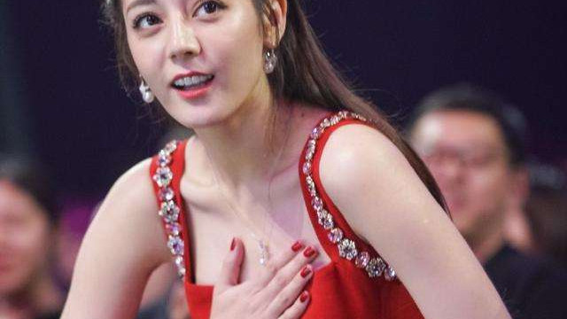 金星直播吐槽女明星走红毯捂胸口，网友猜测是在指向迪丽热巴！