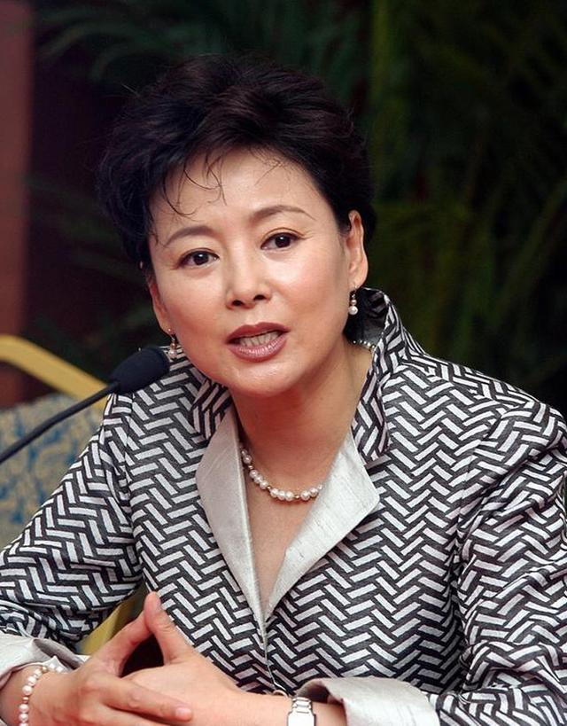 看到自然老去的张瑜,我悟了:60+女人,真就是发型+穿搭决定气质