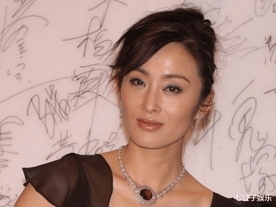 张敏长居泰国,与小10岁男友在清迈买房,瘦得脱相被指只有70多斤