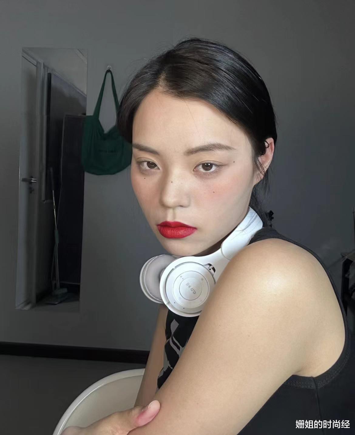 为什么现在很多女生不化妆只涂口红？看了她们化的妆，我懂了