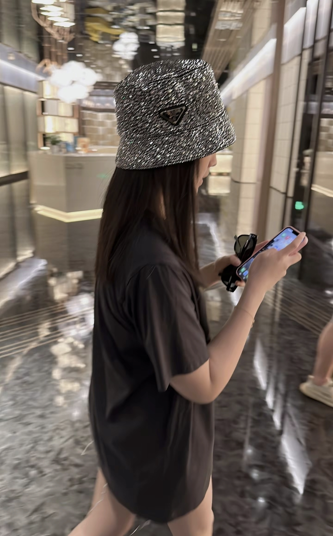 王诗龄|李湘母女再回国，王诗龄在飞机头等舱自拍，和爸爸王岳伦拥抱团聚