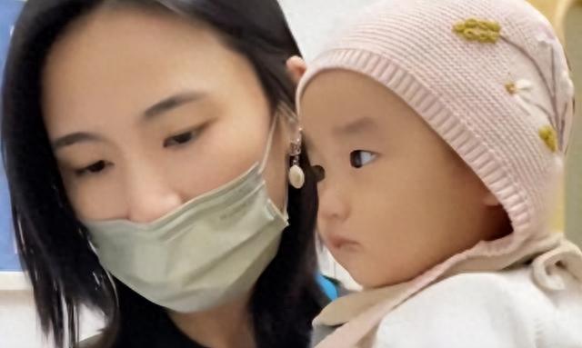 李亚鹏小女遗患基因病,走路成了难题,被疑唐氏儿!夫妻不和似决裂!