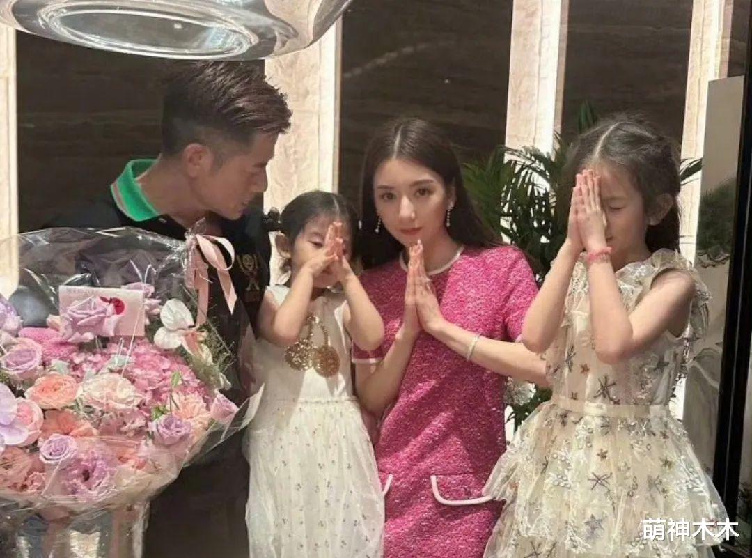 郭富城一家四口现身赛马场，女儿黏爸爸要抱抱，方媛鼻子引热议