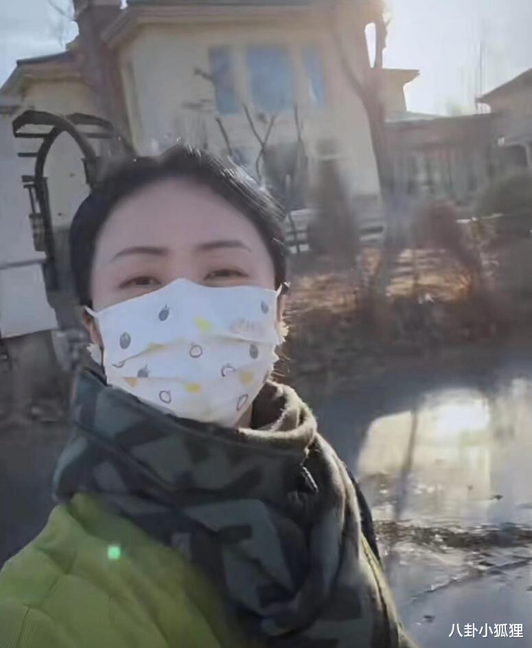 孙莉|孙莉携仨子女踏冰,多多素颜出镜脸型变精致,网友直呼被美晕了