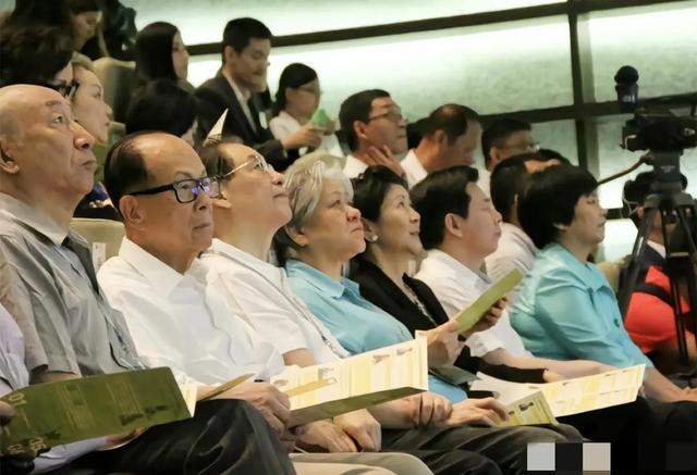 96岁李嘉诚想活过110岁，广州带小女友听养生讲座，想多陪陪她