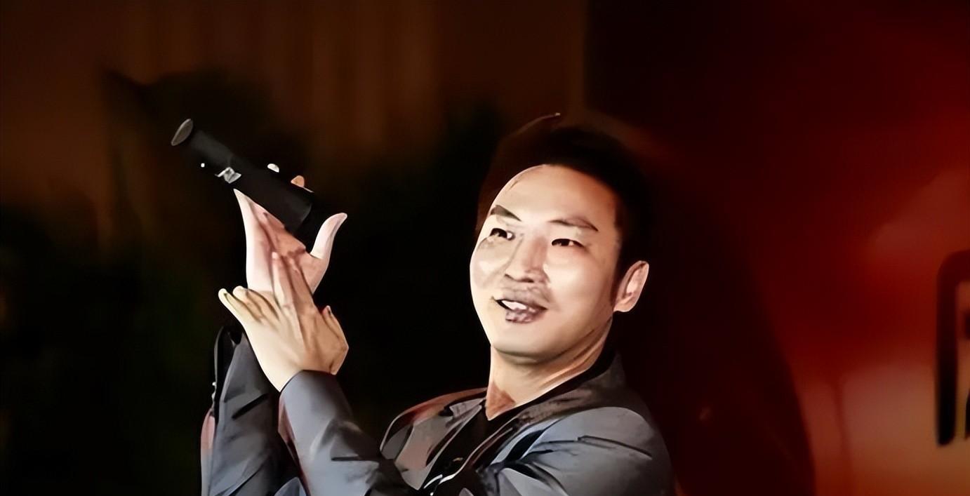 央视春晚|央视春晚一曲成名,被砍下巴脱落缝130针变阶下囚,今卖马桶为生