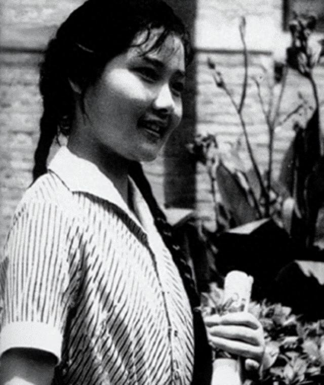 “江南美人”何赛飞:曾是邓颖超座上宾,嫁初恋33年,被宠成公主