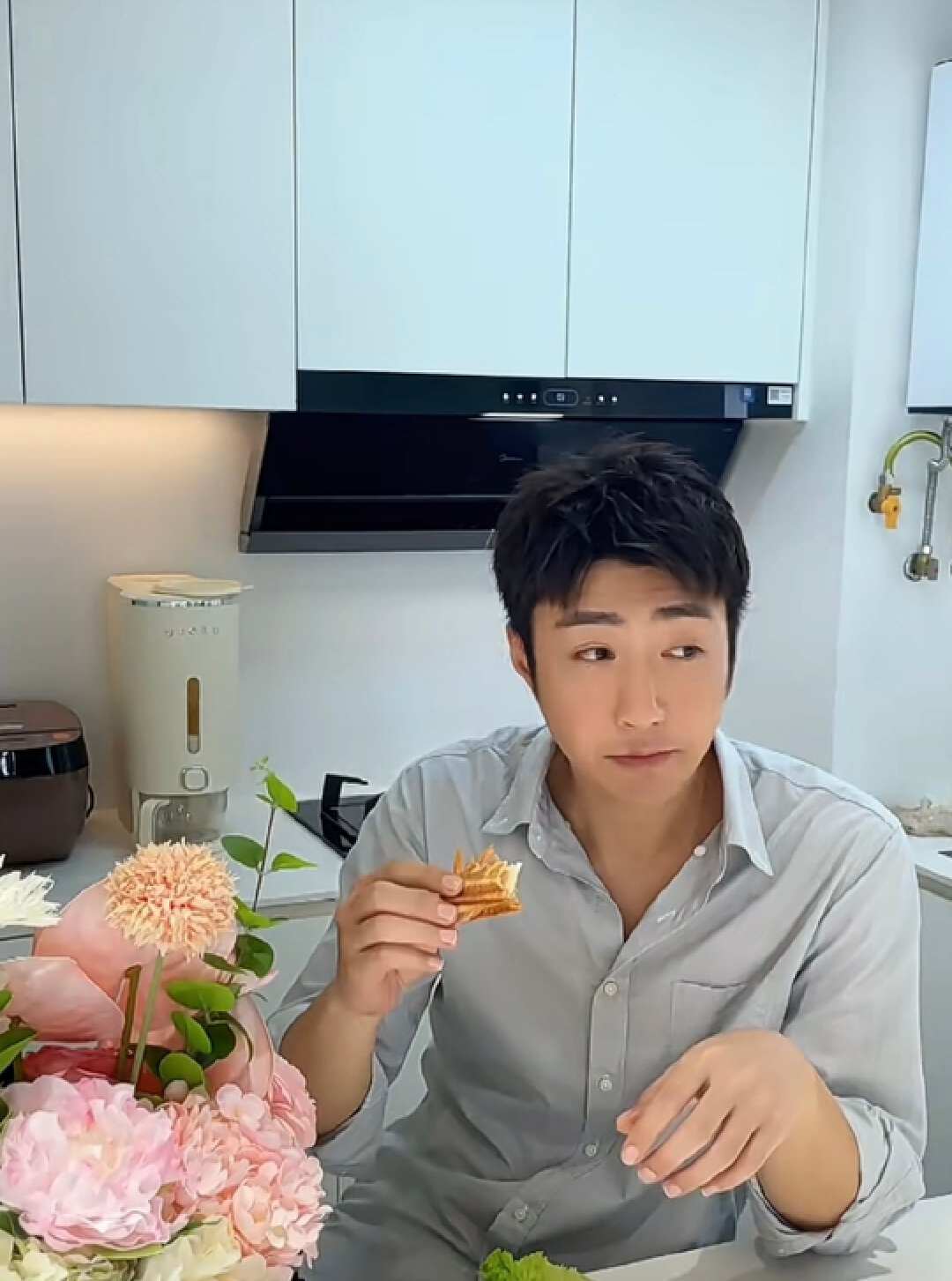 TVB前知名男星摆摊卖卤味！39岁帅气依旧，被要求合影贴心配合