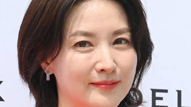 李英爱|52岁李英爱生图太沧桑，细纹多脸肿不自然，网友感叹女神也老了