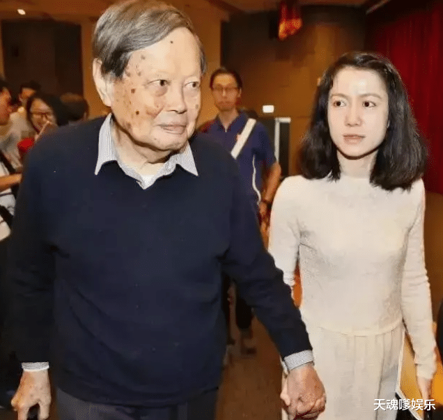 翁帆久居日本近照曝光!穿旗袍参加上流聚会,101杨振宁久病堪忧