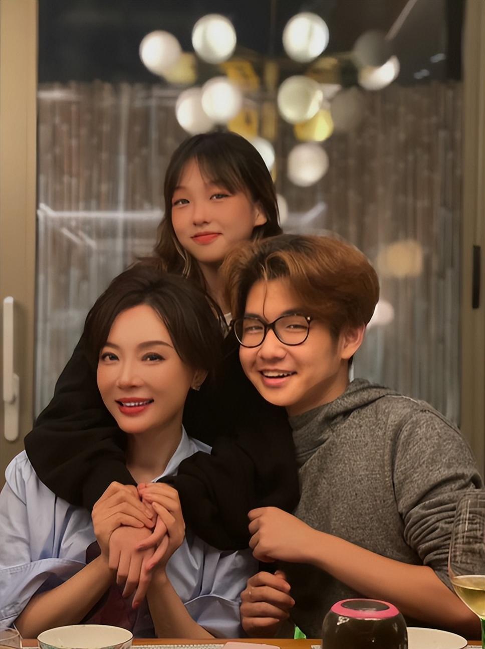 46岁陈数接继子回国,儿子魁梧长像爸关系显生疏,已为其放弃生育