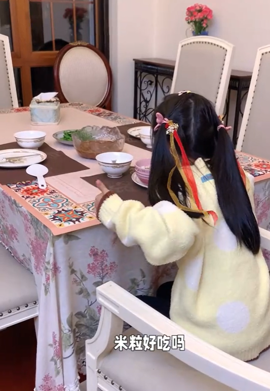 伊能静公开上海别墅，家有厨师保姆和司机，4个佣人照顾6岁的女儿