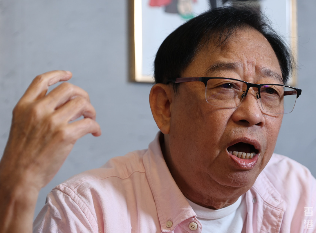 73岁港星供养34岁儿子上学，与许冠杰反目多年，至今不肯原谅对方