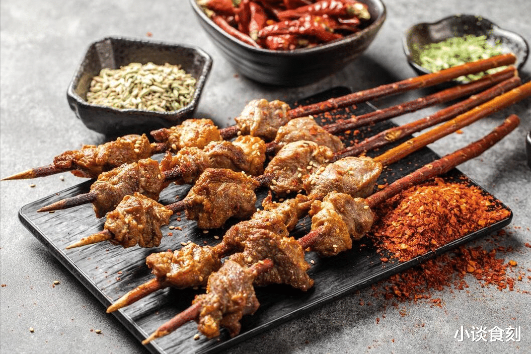 羊肉串|去新疆出差,两人点了30根羊肉串,老板确认三遍,上桌后不敢相信