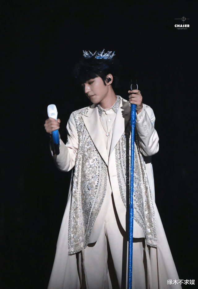 TFBOYS西安演唱会：王俊凯王源发福，易烊千玺爱打扮，身材抢镜！