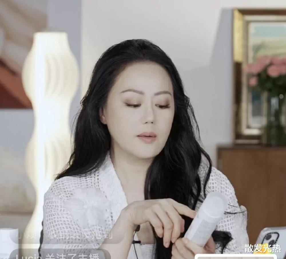 带货|章小蕙直播带货首战告捷,表现出色,网友表示有望赶超董洁