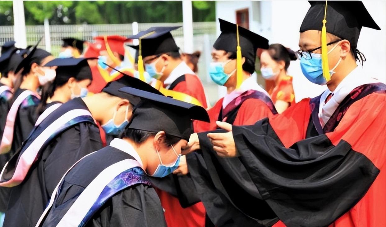 高校|高校行政岗,都扎堆招“博士”,是“学历贬值”还是资源浪费?