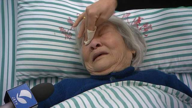60岁大妈白肺没好就请求出院,医生不允,大妈:再不走老伴就没了