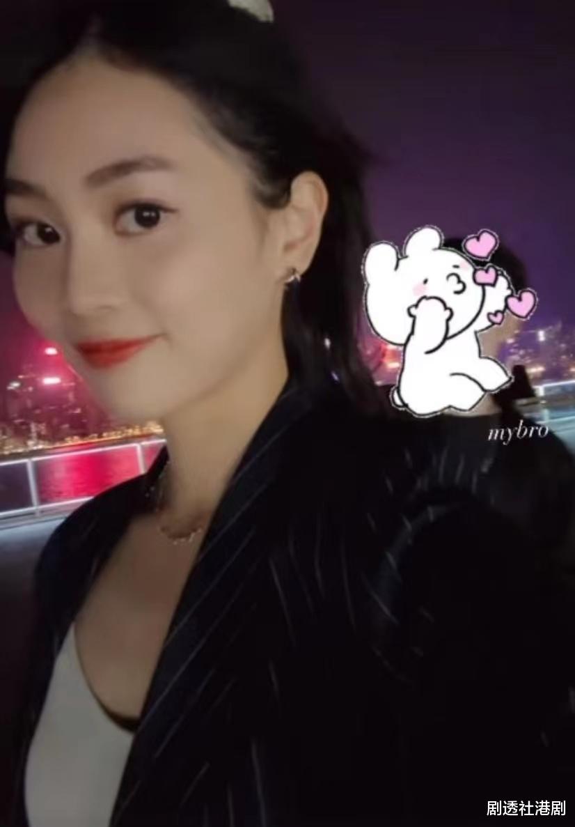 恋爱气息？TVB小花手捧花束晒甜笑美照，肩披西装外套被质疑是男装