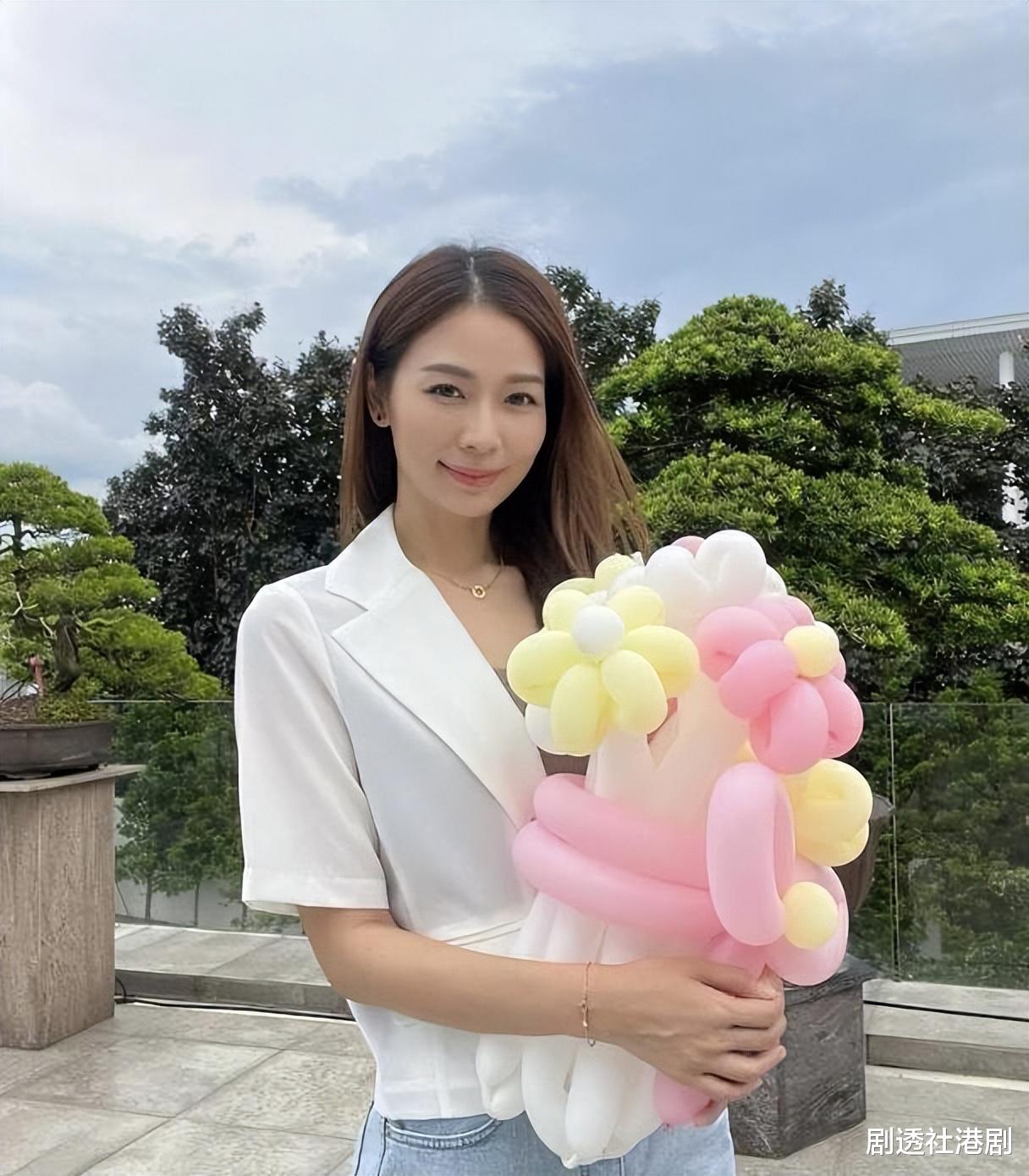 TVB离巢女星为母亲庆生!60岁寿星被赞冻龄,母女同框像姐妹