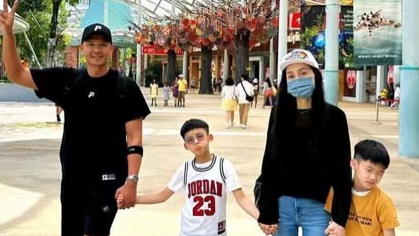 范玮琪|陈建州一家游新加坡，双胞胎儿子长得像，范玮琪逐渐走出丧父之痛