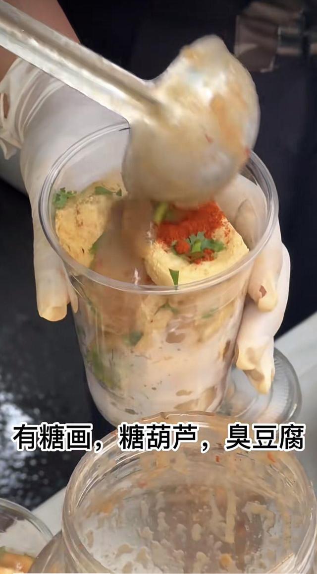 中餐|中国女网红包下美国一条街!办中华美食节,价格离谱,但老外超爱