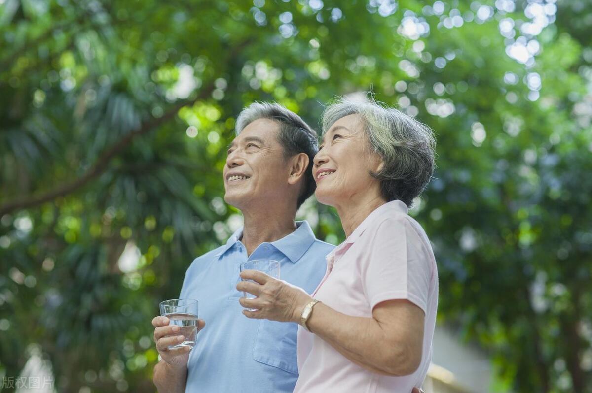 半夜突然醒来,嘴巴又干又苦?别以为是缺水,或与这几个原因有关