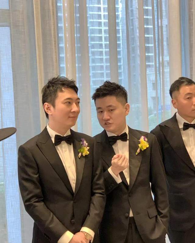 王思聪现身上海当伴郎！穿平价西服站角落超低调，新郎新娘背景大有来头