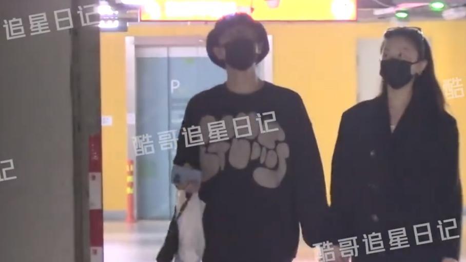 冯禧|许嵩和小14岁女友冯禧逛街，十指紧扣帮拎包，稳定交往近一年