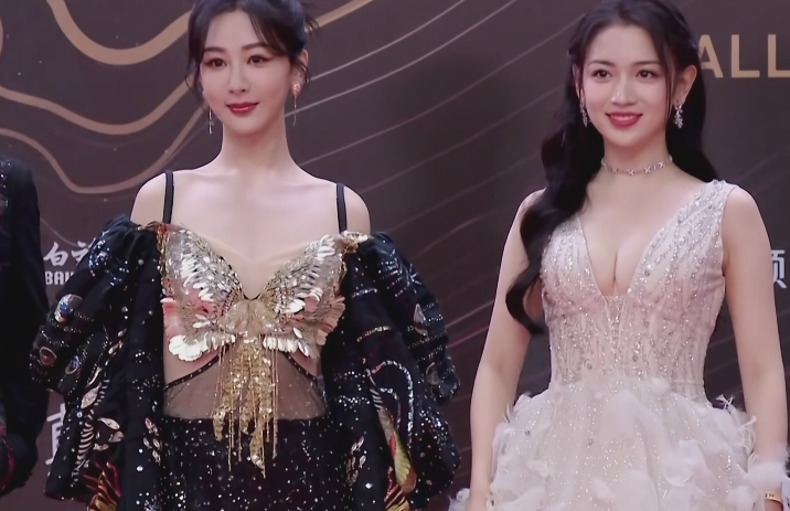 当31岁杨紫和26岁代露娃站一起，我才彻底明白，美人在骨不在皮