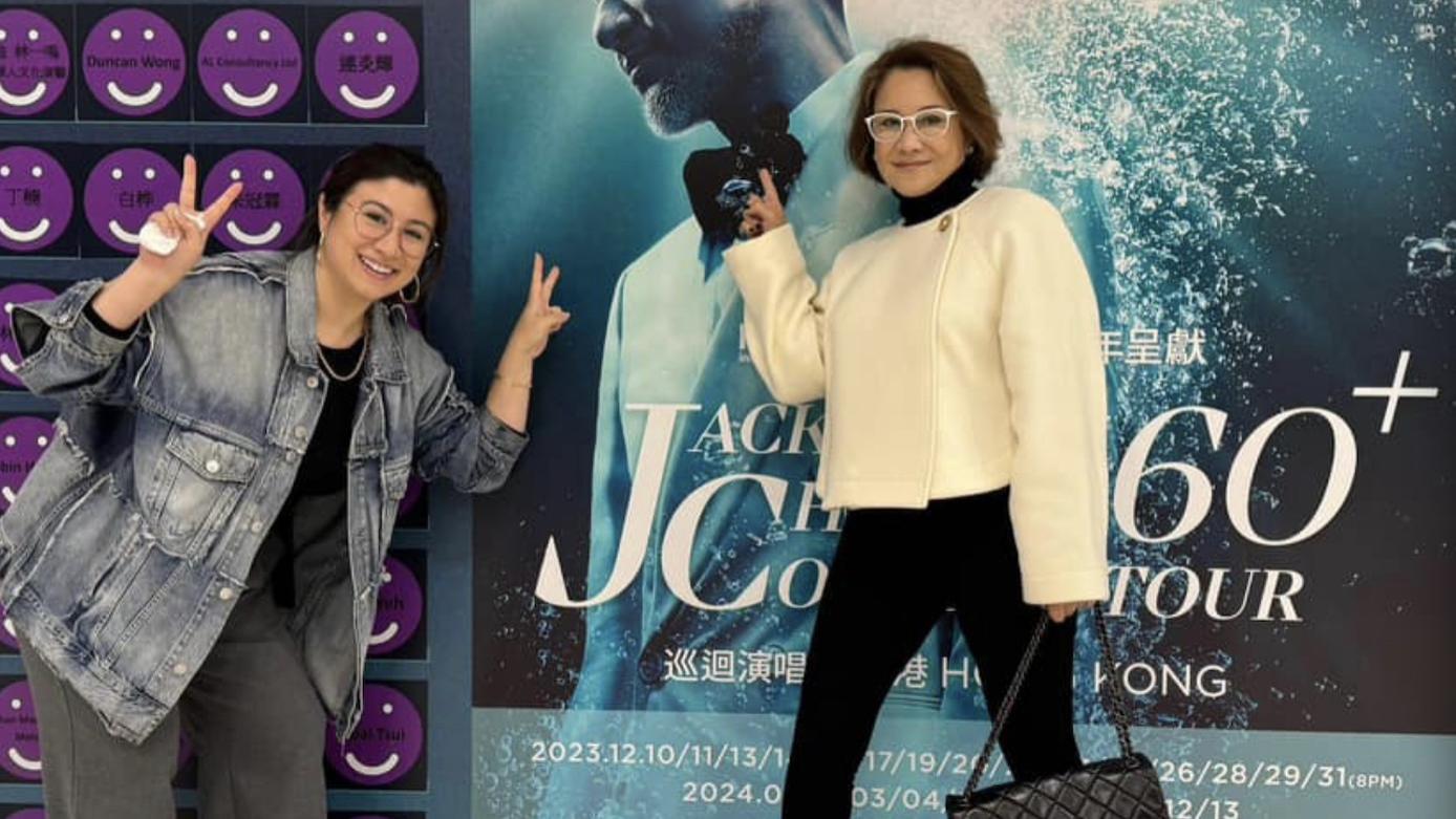 甄妮携36岁女儿回香港，与狄波拉看张学友个唱，两人聊不完感情好