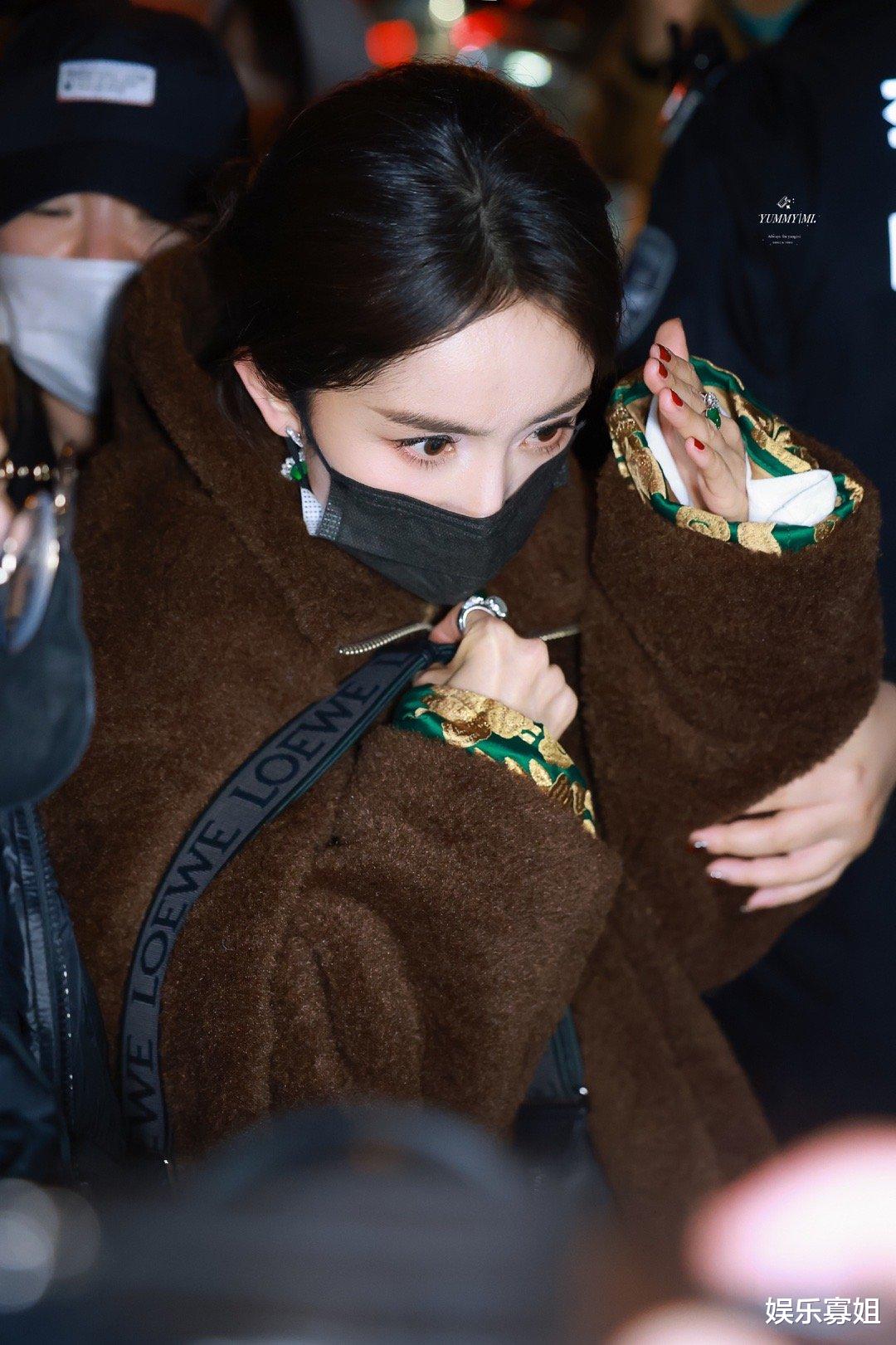 杨幂龙年春晚联排下班,红色美甲搭配绿色戒指、耳饰,贵气又时髦