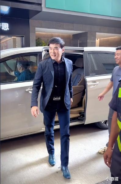 焦恩俊|55岁焦恩俊形象大变，长发披肩大腹便便认不出，商演捞金人气低