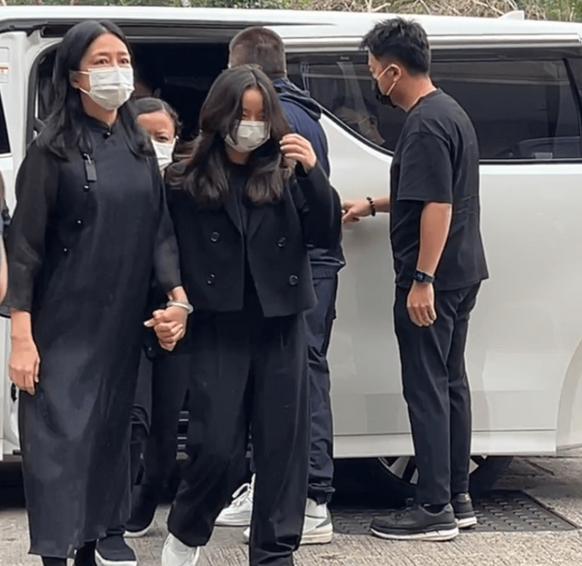 刘德华父亲出殡，手捧遗照双眼红肿，11岁刘向蕙和妈妈一起跨火盆